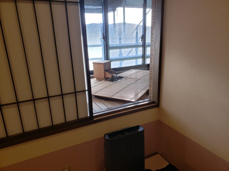 和室から見える風呂と空気清浄機