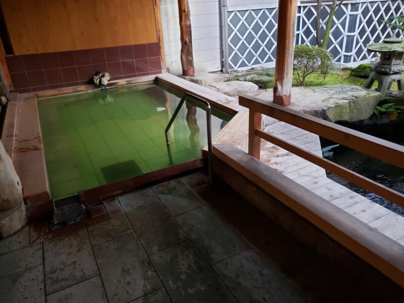 「日高石庭の湯」左側の露天風呂