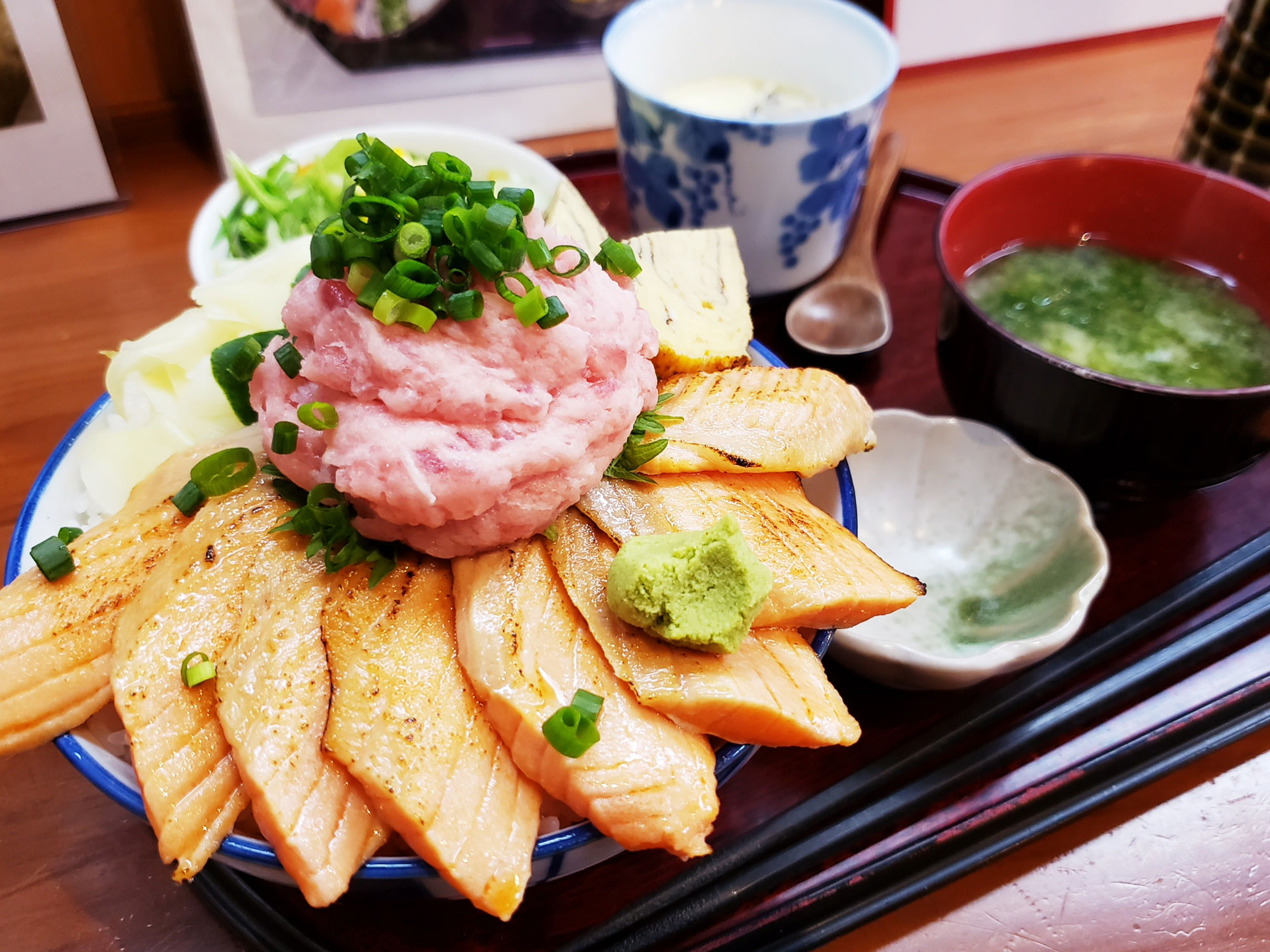 「旬彩まる田」炙りサーモンネギトロ丼